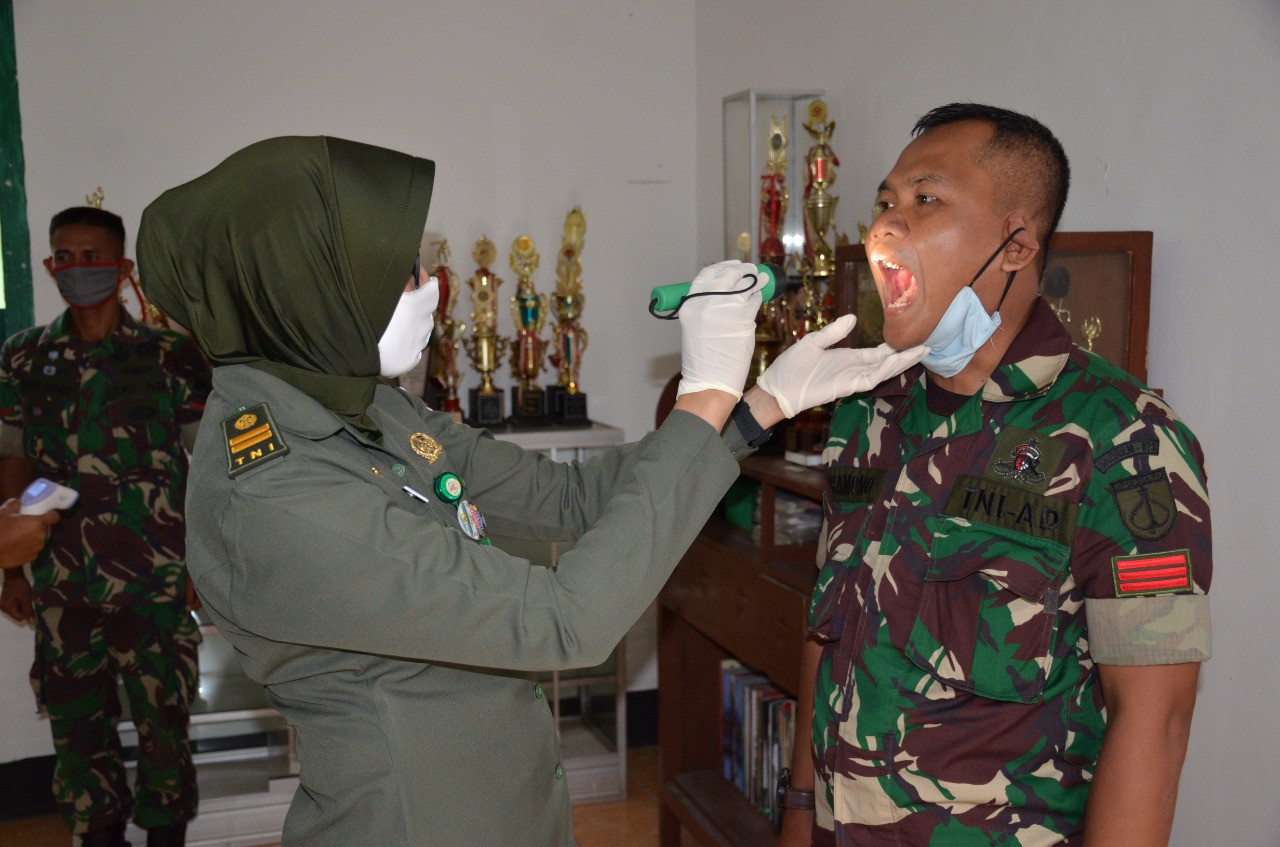 laksanakan pengecekan suhu badan bagi warga baru Korem 073/Makutarama